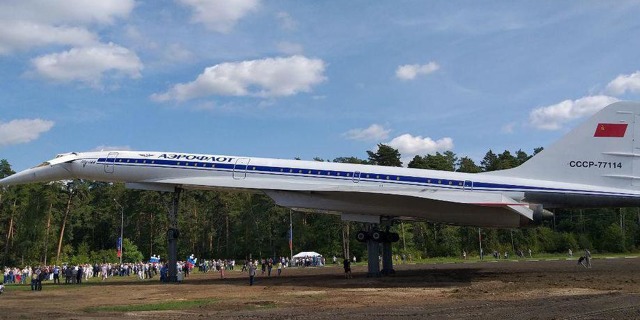  Tu-144 CCCP-77114 na křižovatce dálnice M5 na příjezdu k letišti Žukovskij. Zdroj: Max-sky.livejournal.com. 