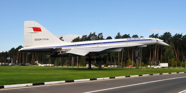  Tu-144 CCCP-77114 na křižovatce dálnice M5 na příjezdu k letišti Žukovskij. Zdroj: Max-sky.livejournal.com. 