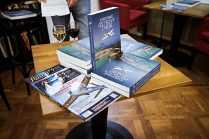 Kniha Evropské ostrovy z nebe čeká na své čtenáře. Knihkupectví Academia, 26. 11. 2019. Foto: Tomáš Vocelka