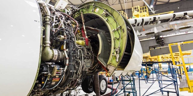Detail motoru letadla během těžké údržby. Zdroj: CSAT