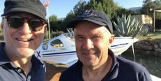 Společná radost z přistání na letišti Hvar. Společná radost z přistání na letišti Hvar.