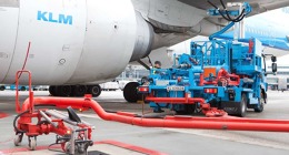 Boeing 777 ER společnosti KLM při tankování. Zdroj: KLM