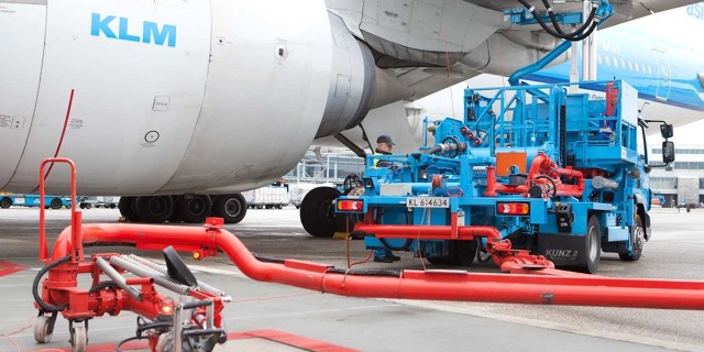 Boeing 777 ER společnosti KLM při tankování. Zdroj: KLM