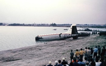 Rozlomený trup IL-18 OK-NAB na břehu jezera Zlaté Piesky v létě 1976. Zdroj: Archiv D. Púchovského