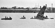 Takto letoun spatřili záchranáři, když dorazili k místu nehody. Zdroj: Archiv D. Púchovského Takto letoun spatřili záchranáři, když dorazili k místu nehody. Zdroj: Archiv D. Púchovského