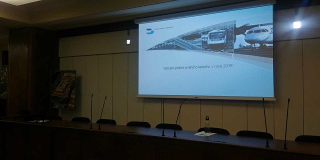 Seminář a setkání přátel civilního letectví se konal v zasedacím sále Ministerstva dopravy ČR. 