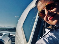 Rosina Kašičková v B737 NG - selfie. Rosina Kašičková v B737 NG - selfie.