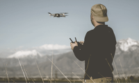 Kamery umístěné na dronech vám umožní nahlédnout tam, kam byste se sami nedostali. Natáčet ale nemůžete, cokoli vás napadne. Zdroj: ŘLP ČR Kamery umístěné na dronech vám umožní nahlédnout tam, kam byste se sami nedostali. Natáčet ale nemůžete, cokoli vás napadne. Zdroj: ŘLP ČR