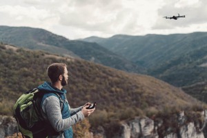 Létání s dronem může přinést svému majiteli mnoho radosti, pokud dodrží pravidla hry. Zdroj: ŘLP ČR