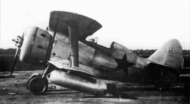 Polikarpov I-153 s přídavnými náporovými motory DM-4. Obr.: public domain