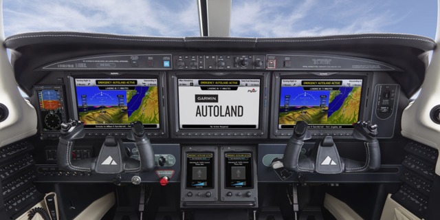 Středový displej začne po stisknutí tlačítka Emergency Autoland zobrazovat pouze jednoduché pokyny pro laického cestujícího. Zdroj: Garmin