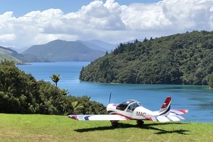 Přistání na travnaté dráze v Seville Bay s českým letounem Sportstar od Evektoru / Landing on a grass, sloping airstrip at Saville bay, South Island, NZ