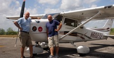 Petr Nikolaev a Jiří Pruša s Cessnou 172 Skyhawk, s níž po Karibiku létali. Petr Nikolaev a Jiří Pruša s Cessnou 172 Skyhawk, s níž po Karibiku létali.