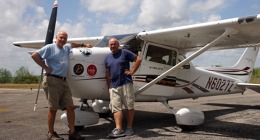 Petr Nikolaev a Jiří Pruša s Cessnou 172 Skyhawk, s níž po Karibiku létali.
