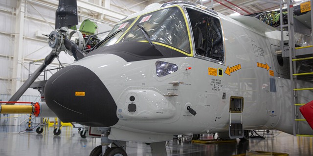 Bell Boeing CMV-22B Osprey v montážní hale. Zdroj: Bell