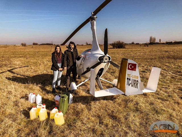 Alin a Andreea mi pomáhají dopravit 80 litrů benzinu v náhradních obalech na místo nechtěného přistání pouhých několik stovek metrů od benzinky 