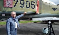 Ján Skladányi a MiG-23U ve kbelském leteckém muzeu. Ján Skladányi a MiG-23U ve kbelském leteckém muzeu.