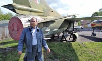 Ján Skladányi a MiG-23U ve kbelském leteckém muzeu. Ján Skladányi a MiG-23U ve kbelském leteckém muzeu.