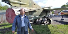 Ján Skladányi a MiG-23U ve kbelském leteckém muzeu. Ján Skladányi a MiG-23U ve kbelském leteckém muzeu.