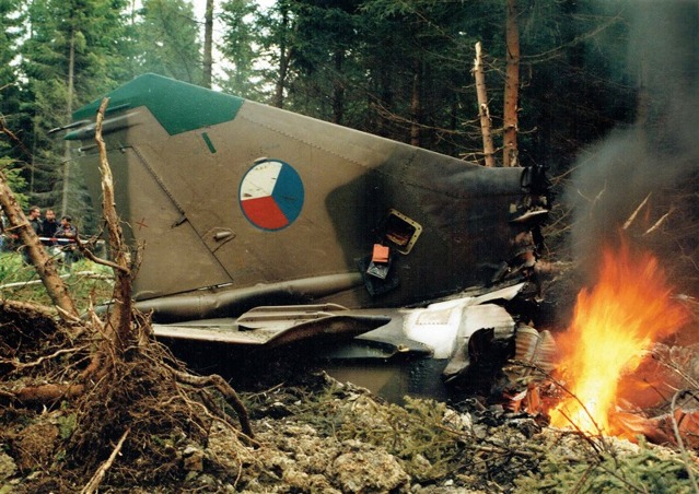 Fotografie z místa nehody 19. května 1998. Kýlová plocha s již vyjmutým zapisovačem. Zdroj: Letecká badatelna