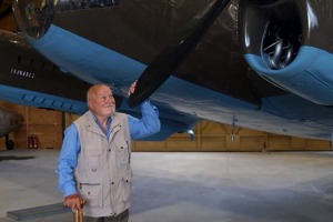 Vlastimil Bažant před letounem Aero C-3 ve Kbelích. Foto: Josef Říha