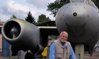 Plk. v.v. Vlastimil Bažant před tzv. spárkou Il-28, neboli letounem s dvojím řízením pro výcvik pilotů Plk. v.v. Vlastimil Bažant před tzv. spárkou Il-28, neboli letounem s dvojím řízením pro výcvik pilotů
