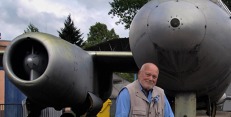 Plk. v.v. Vlastimil Bažant před tzv. spárkou Il-28, neboli letounem s dvojím řízením pro výcvik pilotů Plk. v.v. Vlastimil Bažant před tzv. spárkou Il-28, neboli letounem s dvojím řízením pro výcvik pilotů