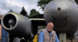 Plk. v.v. Vlastimil Bažant před tzv. spárkou Il-28, neboli letounem s dvojím řízením pro výcvik pilotů