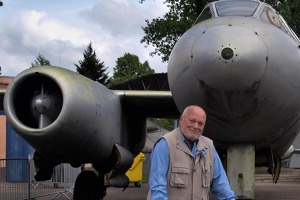 Plk. v.v. Vlastimil Bažant před tzv. spárkou Il-28, neboli letounem s dvojím řízením pro výcvik pilotů