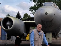 Plk. v.v. Vlastimil Bažant před tzv. spárkou Il-28, neboli letounem s dvojím řízením pro výcvik pilotů