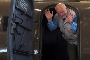 Plk. v.v. Vlastimil Bažant ve dveřích letounu Siebel Si 204 neboli Aero C-3. Foto: J. Říha
