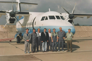 Naše skupina u L-610 na letišti Košice, kam jseme byli pozváni na 20. výročí VVLŠ-SNP. Foto: Archiv Z. Kadlece
