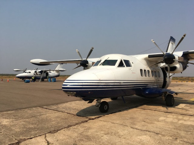 Dvě čtyřistadesítky na jednom z konžských letišť. 