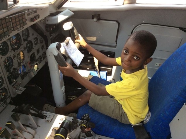 Malý Afričan na pravém sedadle L-410.