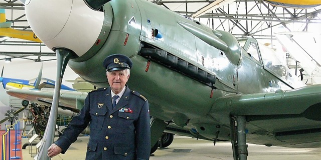 Josef Pavlík před Avií S-199, letounem z počátku jeho pilotní kariéry zvaným Mezek. 