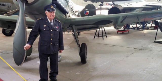 Josef Pavlík před Avií S-199, letounem z počátku jeho pilotní kariéry zvaným Mezek. Foto: Michal Beran, Flying Revue 