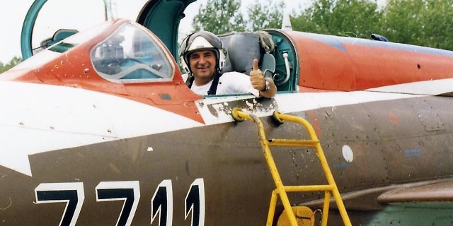 Oldřich Pelčák v MiG-21 v době, kdy létal jako zkušební pilot v leteckém výzkumném ústavu ve Kbelích. Foto: Archiv O. Pelčáka