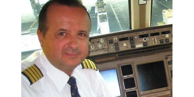 Miroslav Srnec v kokpitu B777-300.