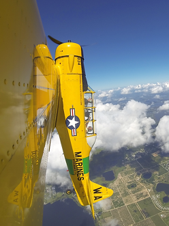 Ač pilot obřího dopravního letounu, vždy znovu si s chutí polétá s malými letadly. Zde na Texanu T-6.