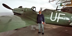 Mjr. v.v. Jan Oberfalzer před letounem Avie S-199. Foto Jan Dvořák Mjr. v.v. Jan Oberfalzer před letounem Avie S-199. Foto Jan Dvořák