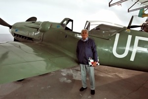 Mjr. v.v. Jan Oberfalzer před letounem Avie S-199. Foto Jan Dvořák