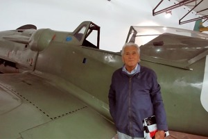 Mjr. v.v. Jan Oberfalzer před letounem Avie S-199. Foto Jan Dvořák