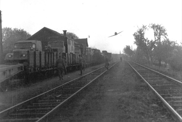 Cvičný útok letounem Jak-11 na vlakový transport. Přelom 50. a 60. let minulého století. Foto: Archiv J. Oberfalzera