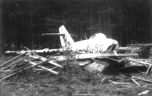 MiG-15 po nouzovém přistání nedaleko lomu ve Slověnicích. Patnáctka v troskách boudy pro dělníky. Foto: Archiv J. Oberfalzera