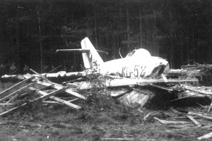 MiG-15 po nouzovém přistání nedaleko lomu ve Slověnicích. Patnáctka v troskách boudy pro dělníky. Foto: Archiv J. Oberfalzera