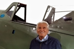 Mjr. v.v. Jan Oberfalzer před letounem Avie S-199. Foto Jan Dvořák