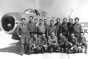 Ukončení provozu typu Mig-19PM u 1.slp na letišti České Budějovice, jaro 1966. Zleva stojí S. Houdek, J. Vaníček, J. Oberfalzer, J. Falta, L. Šorfa, J. Stříteský, V. Voráček, J. Janovský, S. Lenc a M. Majer. V podřepu J. Janda, V. Kryštof, L. Štecha, M. Brtna. F. Henn a V. Horn. Foto: Archiv J. Oberfalzera