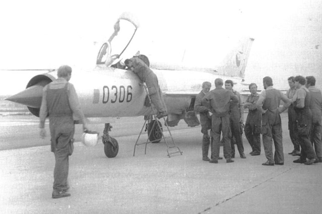 Diskuse s techniky při záletu těžce poškozeného MiG-21PF po opravě. Foto: Archiv J. Oberfalzera