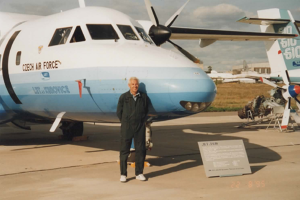 Z. Kadlec před L-610 na aerosalonu na letišti Ramenskoje u Moskvy. V pozadí L-610G. Foto: Archiv Z. Kadlece