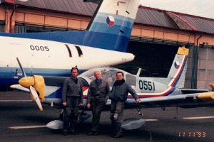 Trio kolegové z VÚ 030: Klupák-Kadlec-Nohel před Z-142 a L-610. Obě tyto kategorie letadel zde testovali. Foto: Archiv Z. Kadlece 